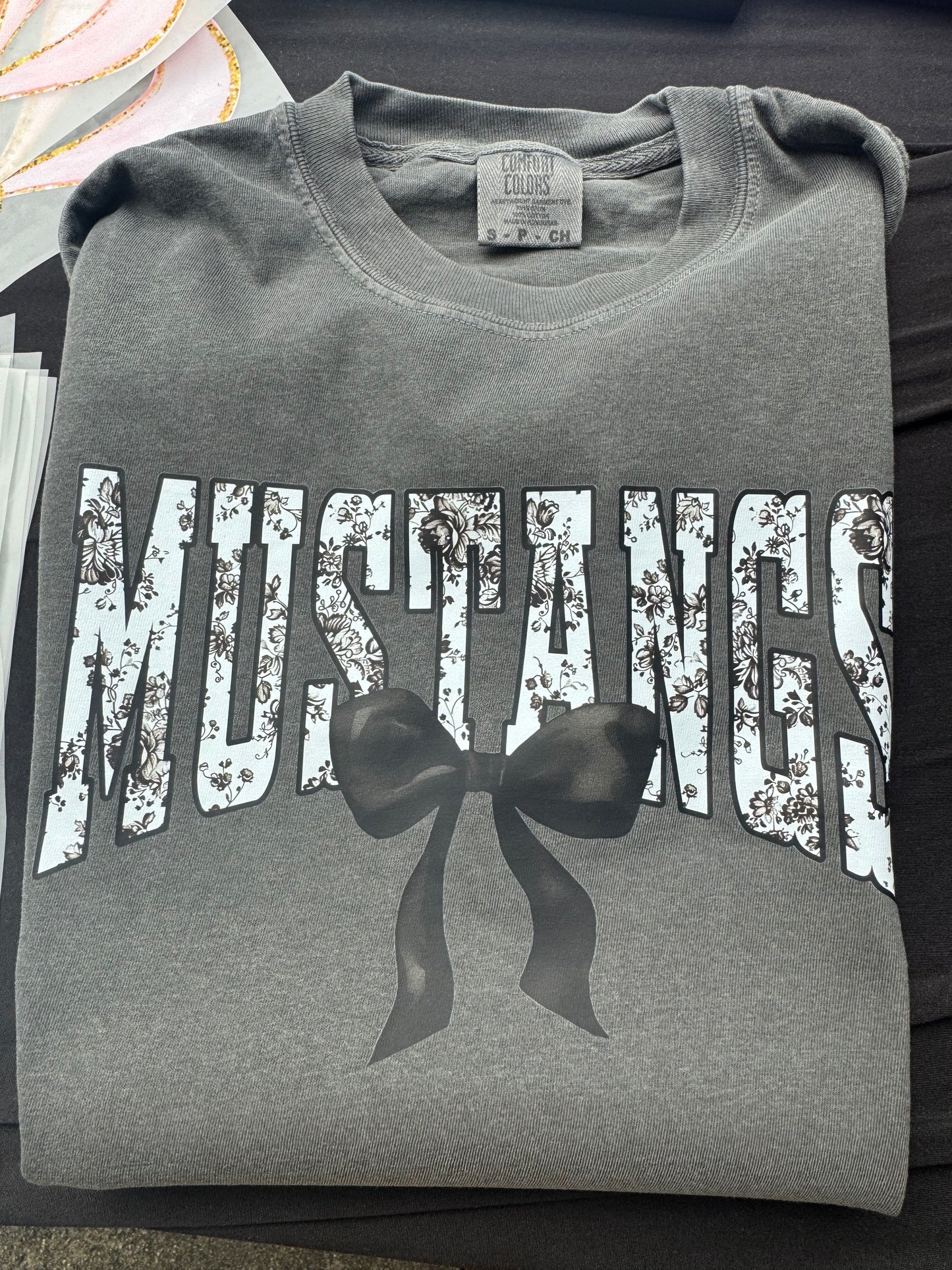 Mustangs Floral Tolie on pepper