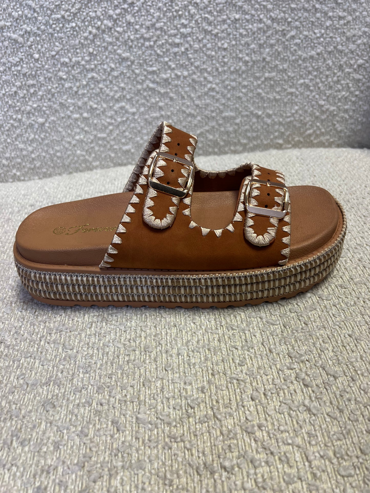 PLATFORM SANDAL WITH STITCHES: TAN