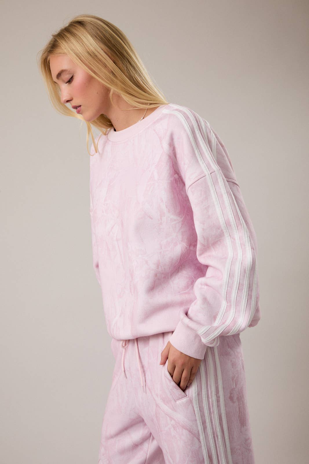 CREW NECK TREE CAMO PRINTED SIDE STRIPE DETAIL SWEATSHIRT: LT PINK CAMO