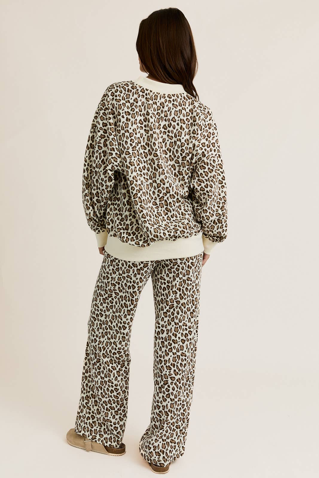 CREW NECK WASHED SWEATSHIRT WITH SWEATPANTS: CREAM-BROWN LEOPARD