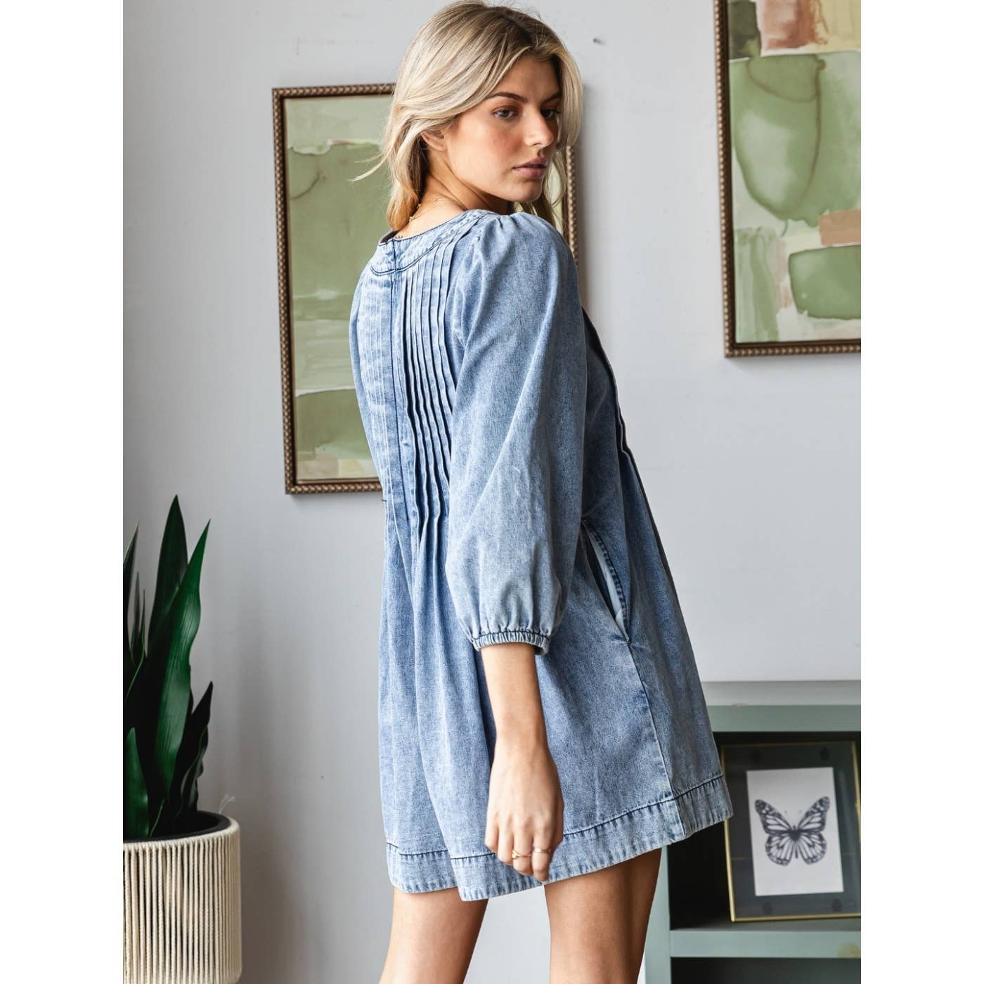 V-neck Puff Sleeve Denim Romper: Medium Wash