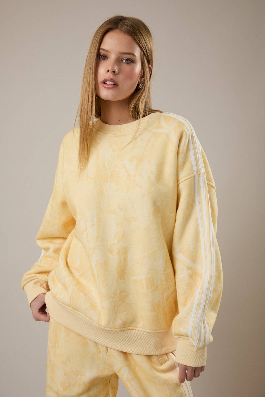 CREW NECK TREE CAMO PRINTED SIDE STRIPE DETAIL SWEATSHIRT: LT PINK CAMO