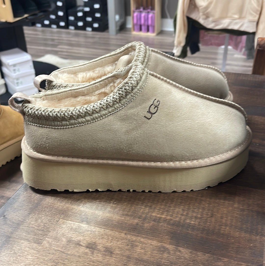 Taz slippers beige size 8 – Downtown Southern Outfitters