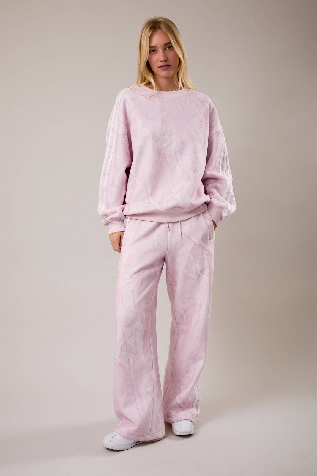 CREW NECK TREE CAMO PRINTED SIDE STRIPE DETAIL SWEATSHIRT: LT PINK CAMO