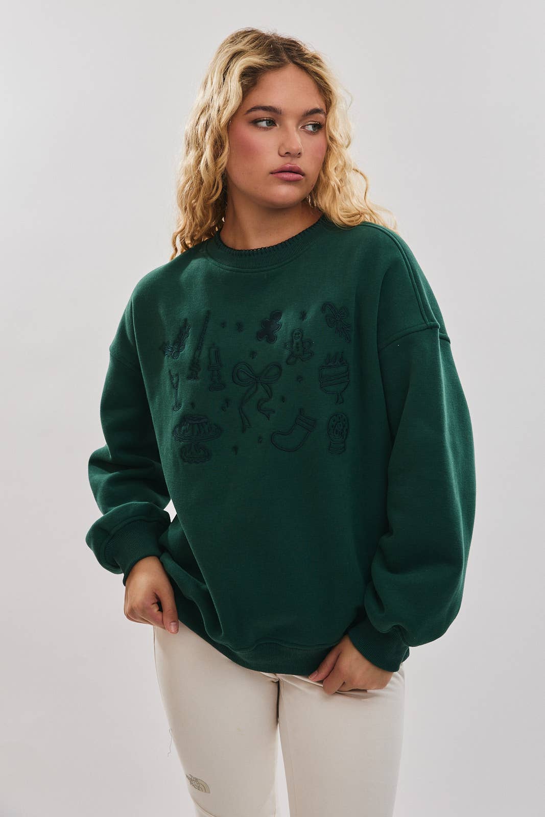 CREW NECK CHRISTMAS GRAPHIC EMBROIDERY SWEATSHIRT