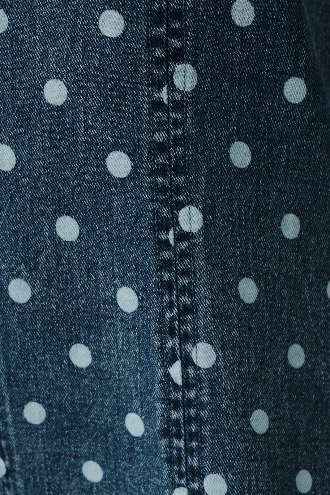 V NECK SLEEVELESS POLKA DOT DENIM ROMPER W. SEAM DETAILS: DENIM-WHITE DOT