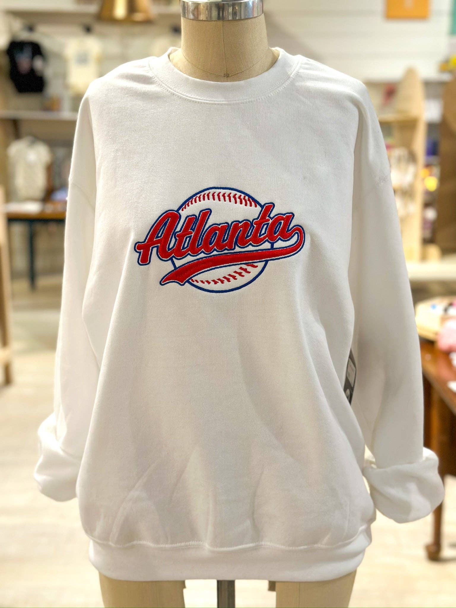 ATLANTA BASEBALL EMBROIDERED WHITE SWEATSHIRT