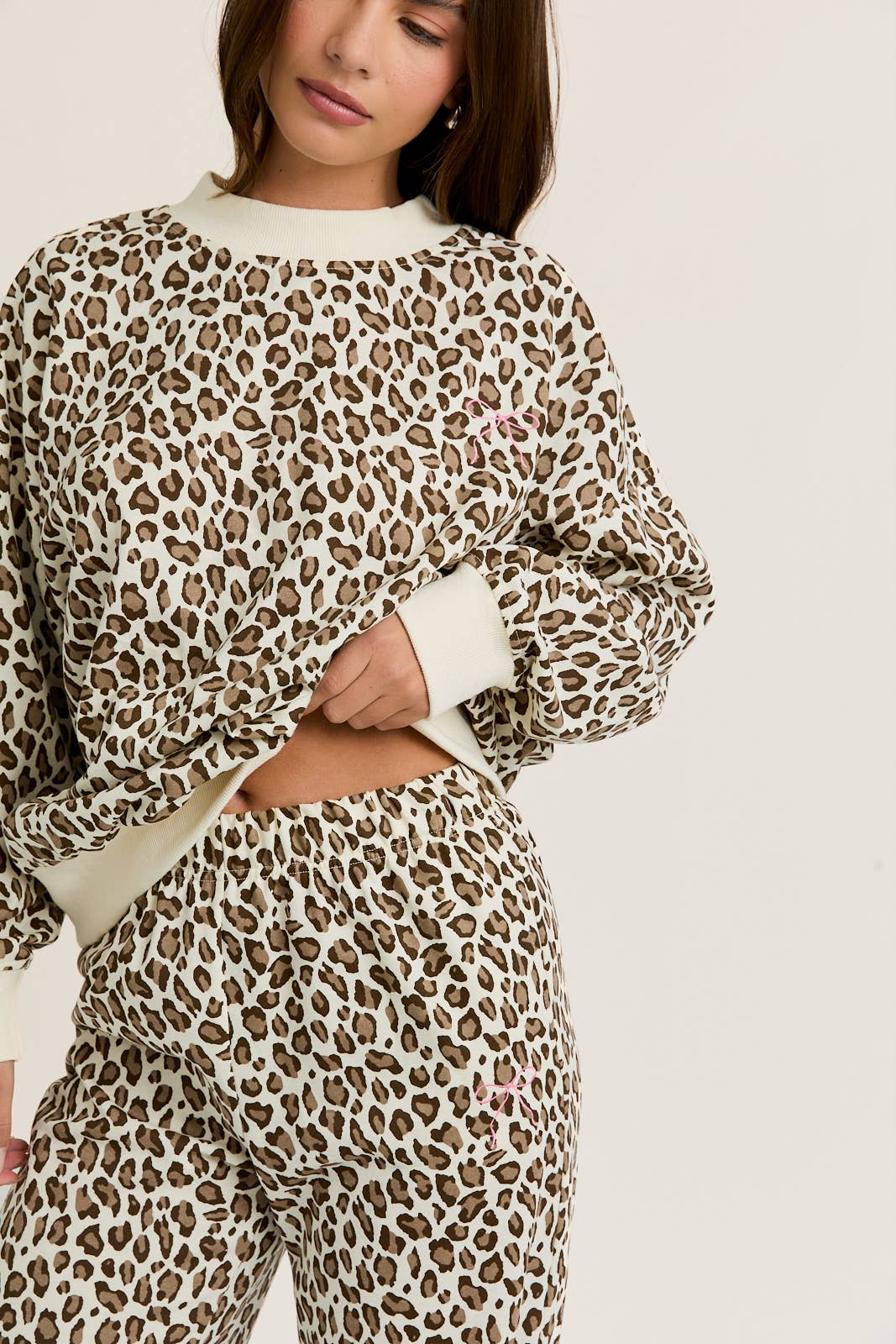 CREW NECK WASHED SWEATSHIRT WITH SWEATPANTS: CREAM-BROWN LEOPARD