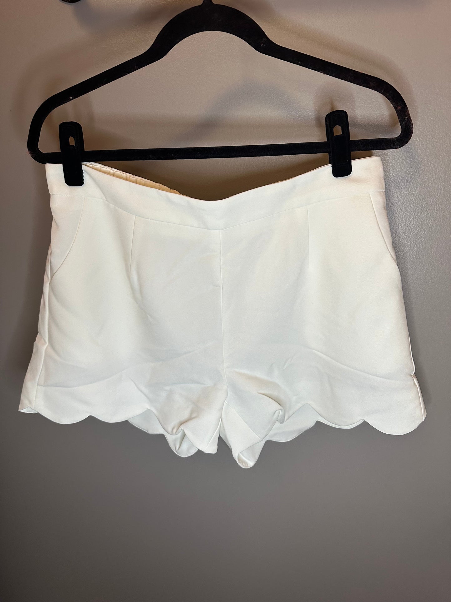 HIGH WAISTED SCALLOP SHORTS