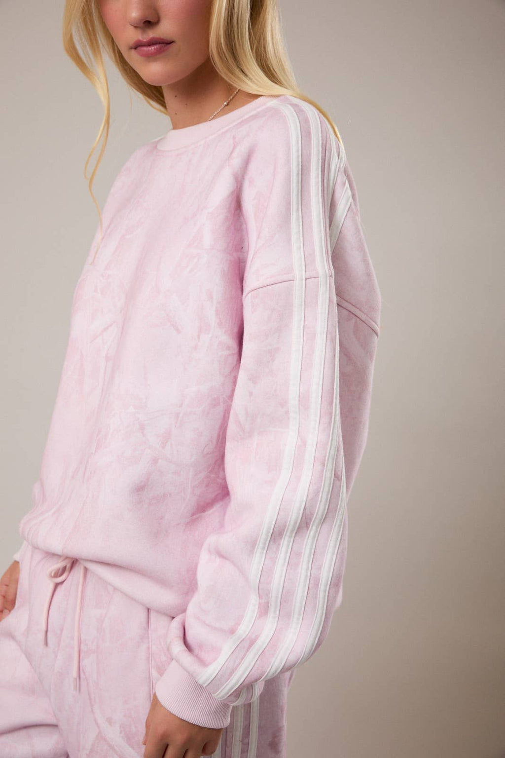 CREW NECK TREE CAMO PRINTED SIDE STRIPE DETAIL SWEATSHIRT: LT PINK CAMO