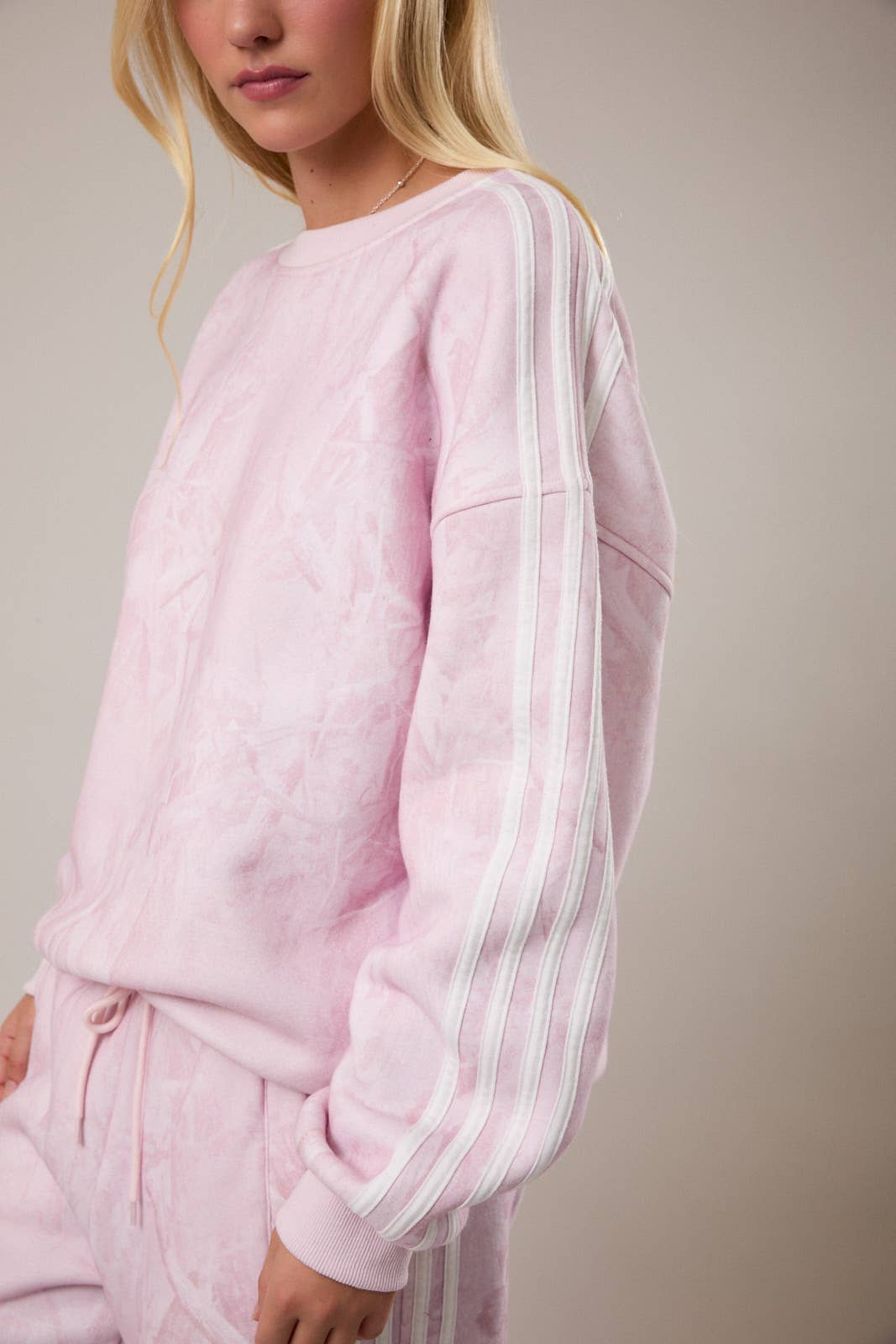 CREW NECK TREE CAMO PRINTED SIDE STRIPE DETAIL SWEATSHIRT: LT PINK CAMO