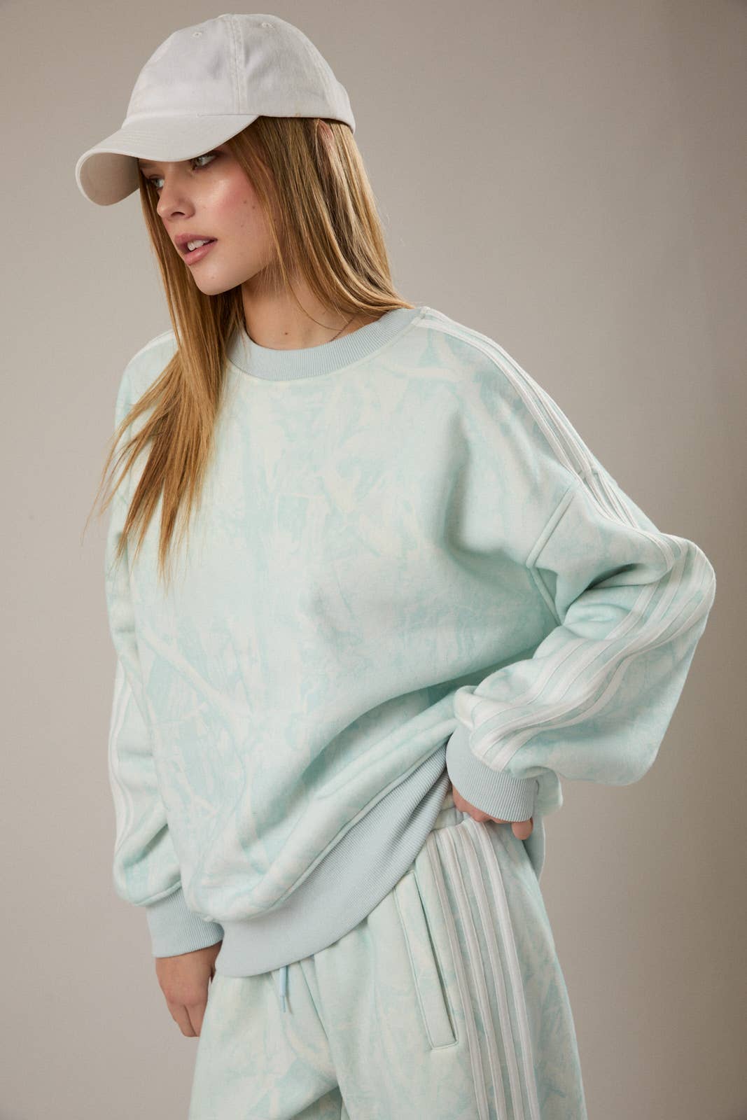 CREW NECK TREE CAMO PRINTED SIDE STRIPE DETAIL SWEATSHIRT: LT PINK CAMO