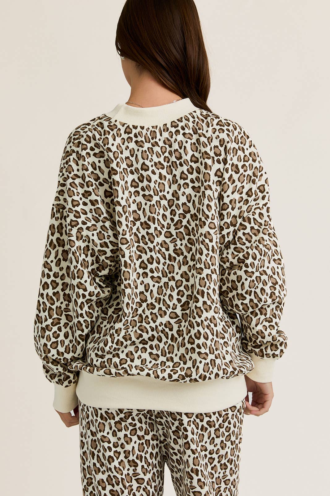 CREW NECK WASHED SWEATSHIRT WITH SWEATPANTS: CREAM-BROWN LEOPARD