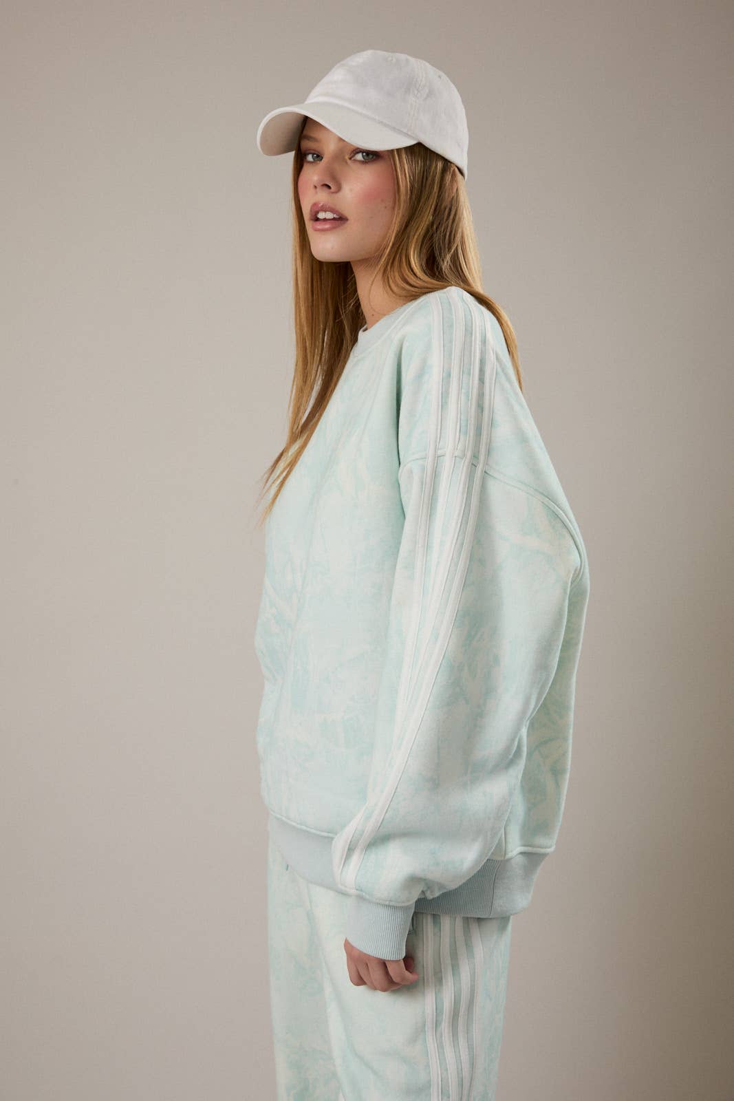 CREW NECK TREE CAMO PRINTED SIDE STRIPE DETAIL SWEATSHIRT: LT PINK CAMO