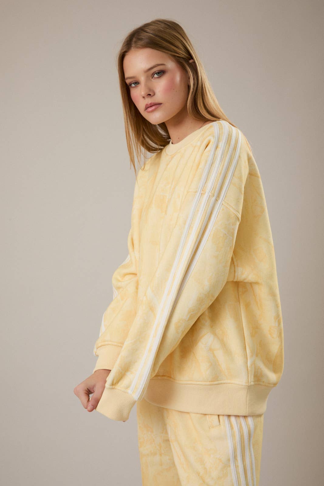 CREW NECK TREE CAMO PRINTED SIDE STRIPE DETAIL SWEATSHIRT: LT PINK CAMO