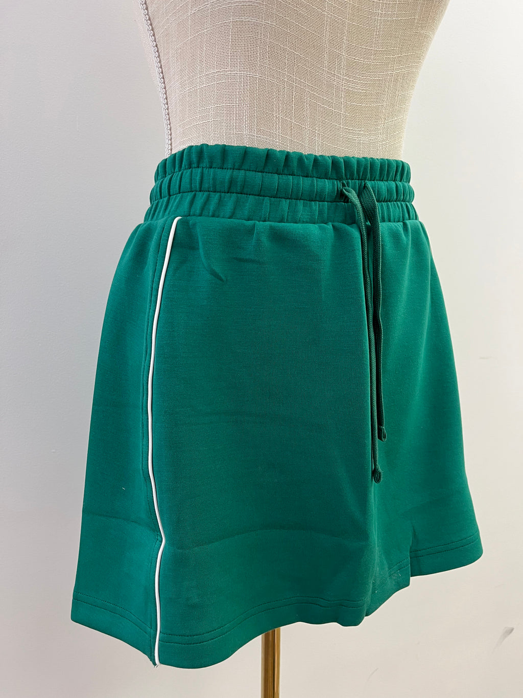 Modal Poly Span Piping Skort- Kelly green/ white