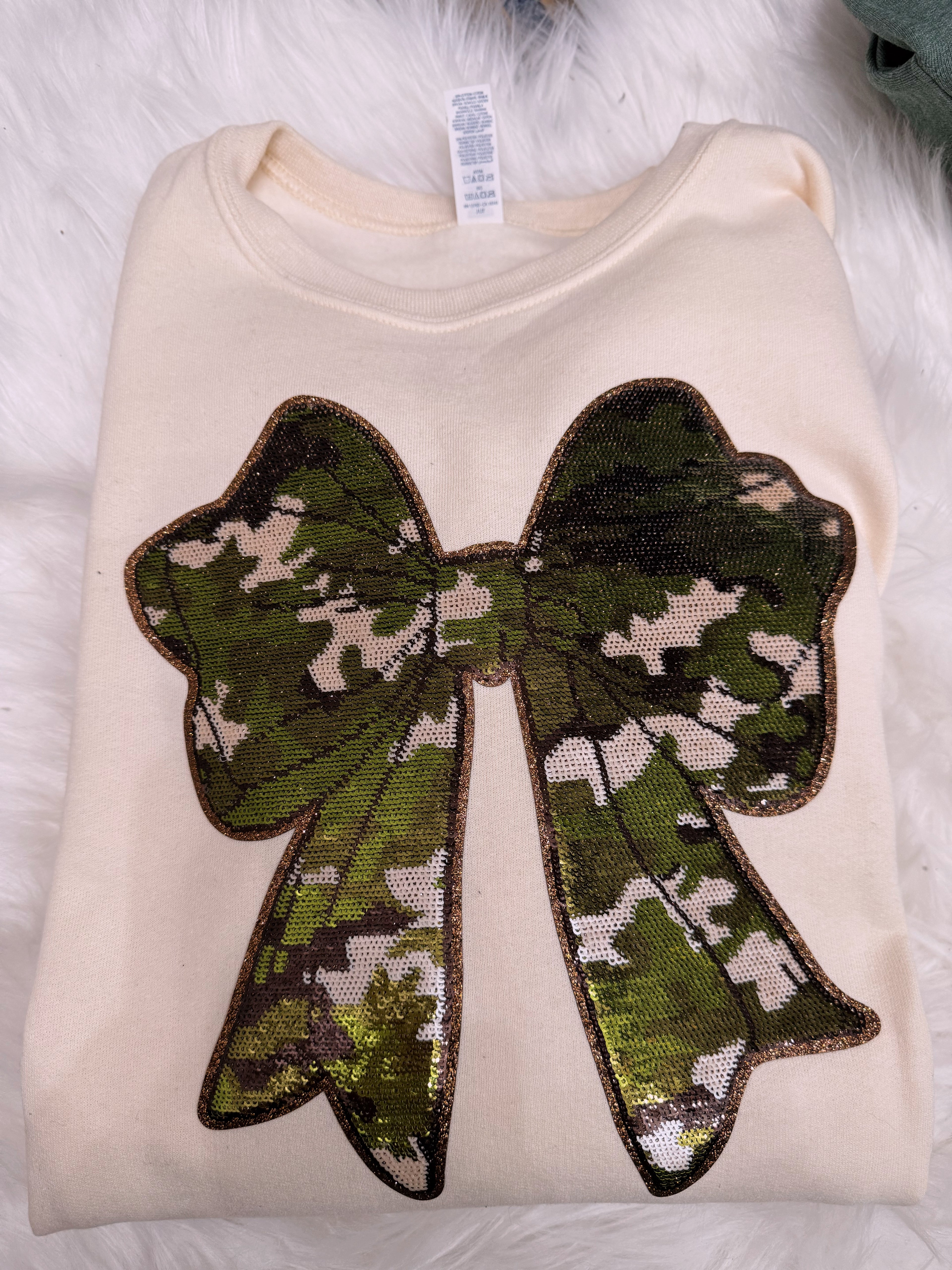Camo sequin bow patch sweatshirt