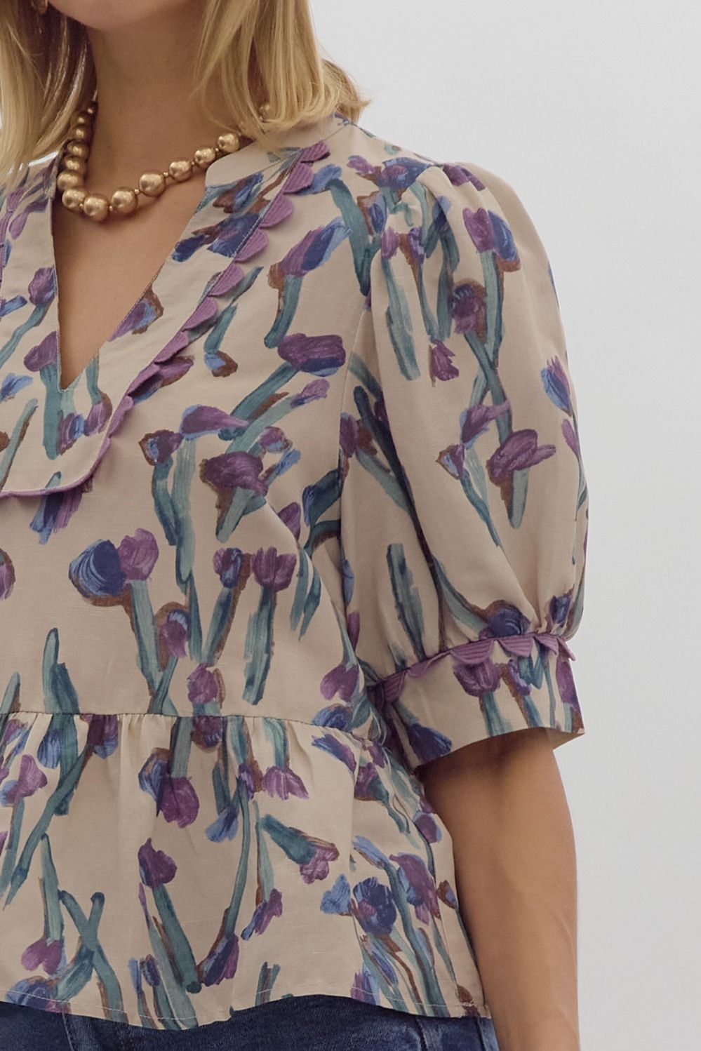 Printed short sleeve v-neck crop top featuring solid contrast scalloped trim detail.