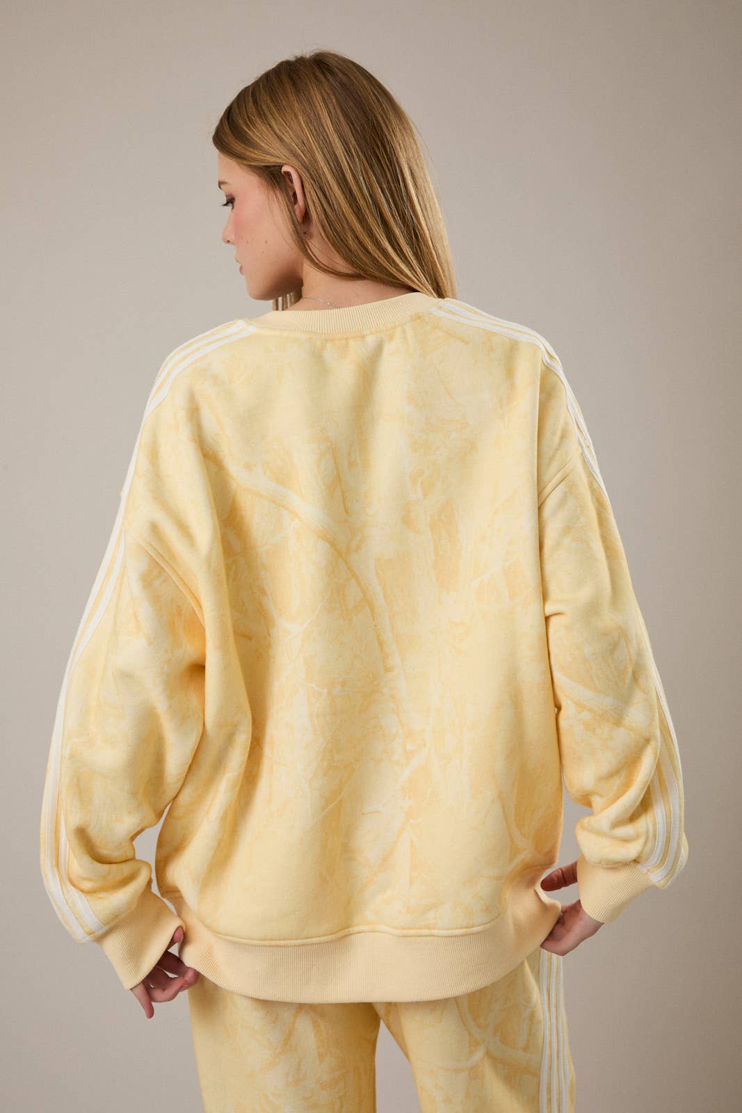 CREW NECK TREE CAMO PRINTED SIDE STRIPE DETAIL SWEATSHIRT: LT PINK CAMO