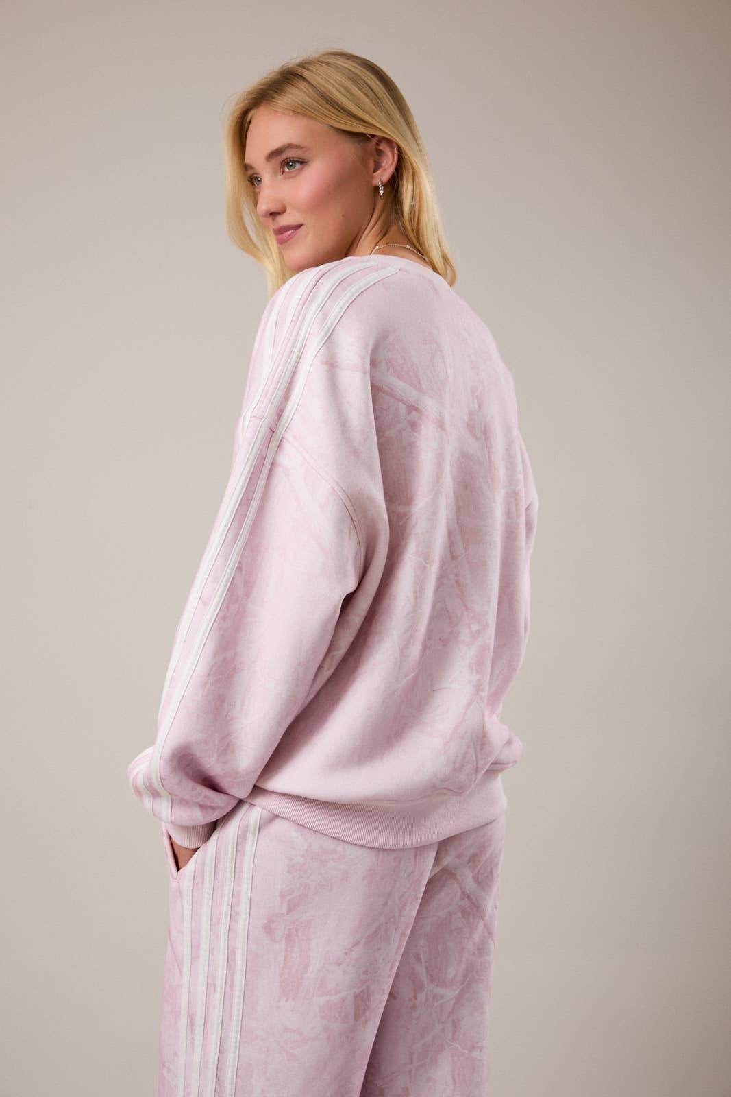 CREW NECK TREE CAMO PRINTED SIDE STRIPE DETAIL SWEATSHIRT: LT PINK CAMO