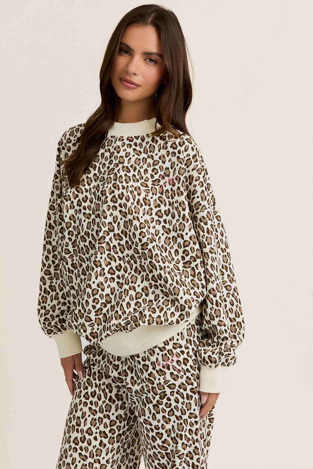 CREW NECK WASHED SWEATSHIRT WITH SWEATPANTS: CREAM-BROWN LEOPARD