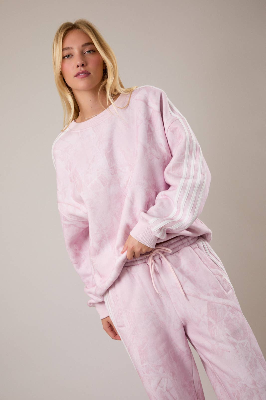 CREW NECK TREE CAMO PRINTED SIDE STRIPE DETAIL SWEATSHIRT: LT PINK CAMO