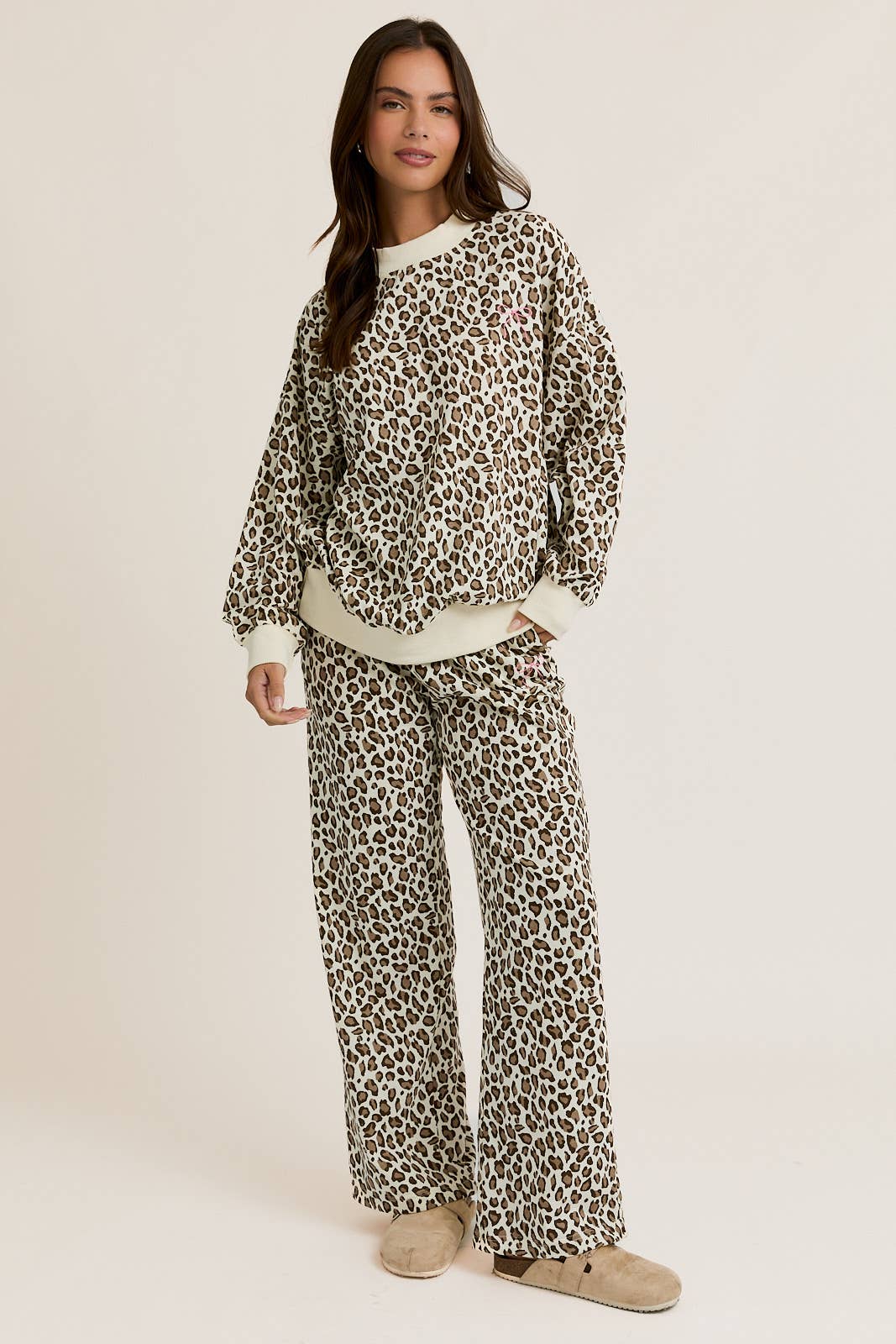 CREW NECK WASHED SWEATSHIRT WITH SWEATPANTS: CREAM-BROWN LEOPARD